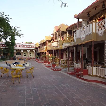 โชกี ธานี อินดัวร์ - ดิ เอธนิค วิลเลจ รีสอร์ต Hotel อินดอร์ ภายนอก รูปภาพ