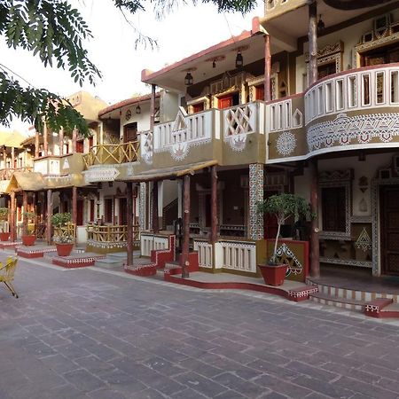 โชกี ธานี อินดัวร์ - ดิ เอธนิค วิลเลจ รีสอร์ต Hotel อินดอร์ ภายนอก รูปภาพ