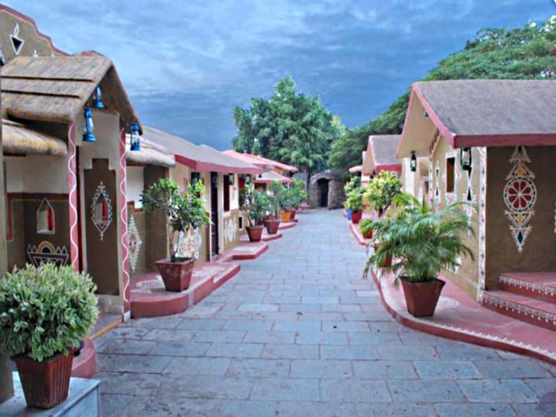 โชกี ธานี อินดัวร์ - ดิ เอธนิค วิลเลจ รีสอร์ต Hotel อินดอร์ ภายนอก รูปภาพ
