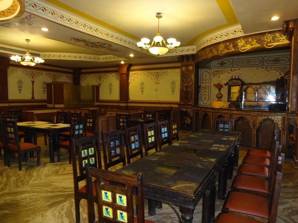 โชกี ธานี อินดัวร์ - ดิ เอธนิค วิลเลจ รีสอร์ต Hotel อินดอร์ ห้อง รูปภาพ