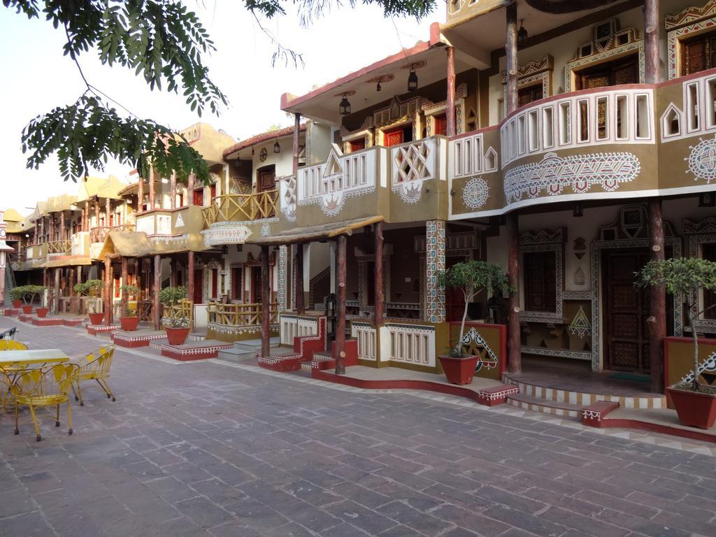 โชกี ธานี อินดัวร์ - ดิ เอธนิค วิลเลจ รีสอร์ต Hotel อินดอร์ ภายนอก รูปภาพ